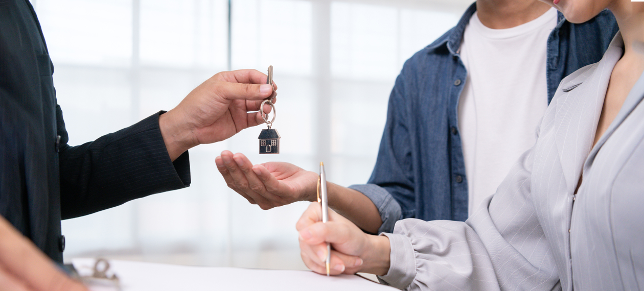 Image showing a real estate handing over the keys and signing the contract
