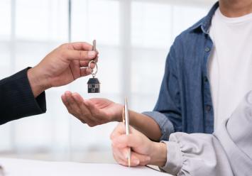 Image showing a real estate handing over the keys and signing the contract