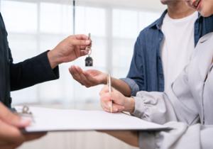 Image showing a real estate handing over the keys and signing the contract